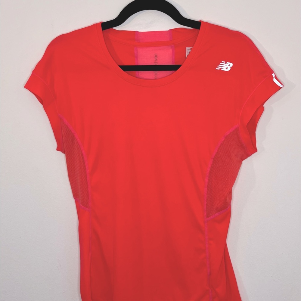 New Balance Women's Accelerate Short Sleeve Top in Coral Pink size Medium